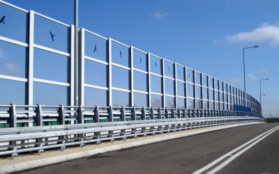 Γιατί υπάρχουν ζωγραφισμένα πουλιά στα γυάλινα τοιχία της Αττικής Οδού