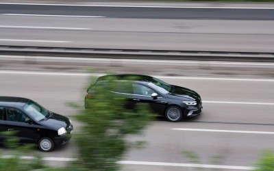 Επιτρέπεται η προσπέραση από δεξιά; Τι λέει ο ΚΟΚ 