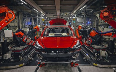 Tesla: Το κόστος κατασκευής έπεσε κατά 60%, αλλά όχι λόγω μπαταριών