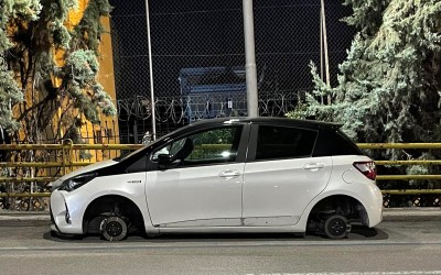 Απίστευτο: Πήραν ζαντολάστιχα από Toyotα Yaris έξω από τη ΔΕΘ!