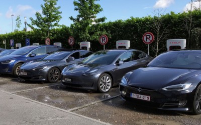 Ρεκόρ Guinness: Αυτή είναι η μεγαλύτερη συγκέντρωση Tesla που έγινε ποτέ