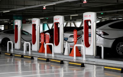Σε νέους μπελάδες η Tesla: Παράνομοι οι φορτιστές της στη Γερμανία!