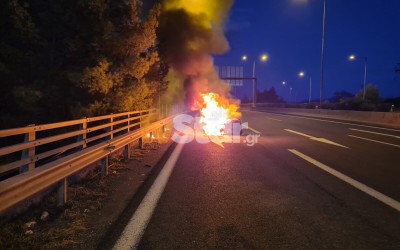 Πολυτελές αυτοκίνητο λαμπάδιασε στην εθνική οδό Αθηνών – Λαμίας – Δείτε το video