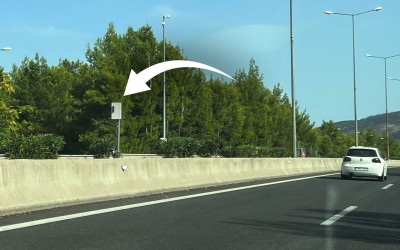 Τι είναι αυτά τα κουτιά στη νησίδα της εθνικής οδού;