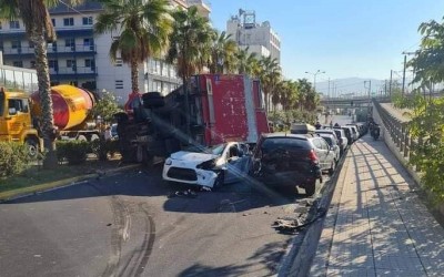 Παραλιακή: Φορτηγό καταπλάκωσε ΙΧ – Τρομερές οι εικόνες 