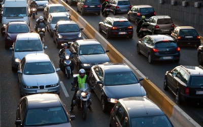 Μοτοσυκλέτες: Είναι νόμιμο να περνούν ανάμεσα από τα αυτοκίνητα;