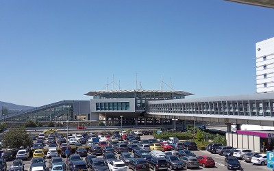Αλλοδαπός ρήμαζε αυτοκίνητα στο αεροδρόμιο – Με τι μηχάνημα τα άνοιγε;