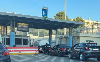 Μηχανές στα διόδια: Επιτρέπεται να προσπερνούν στην ουρά; Υπάρχει πρόστιμο;