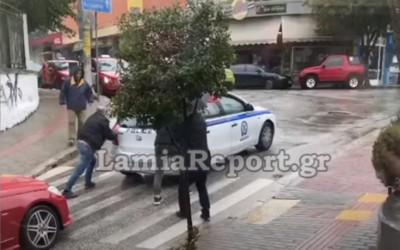 Λαμία: Σπρώχνουν το περιπολικό γιατί δεν έχει λάστιχα – Δείτε το video 
