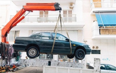Αθήνα: Αδειάζουν θέσεις πάρκινγκ – Απομάκρυναν 3.100 εγκαταλελειμμένα αυτοκίνητα [video]
