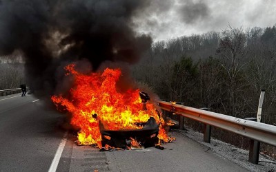 Έριξαν 45.000 λίτρα νερού για να σβήσουν ένα Tesla 