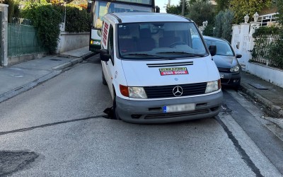 Αποκλειστικό: Tρύπα «κατάπιε» αυτοκίνητο στο Μαρούσι (Δείτε φωτογραφίες) 