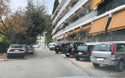Μπορούν να παρκάρουν τα αυτοκίνητα στο πεζοδρόμιο; Πότε είναι νόμιμο;
