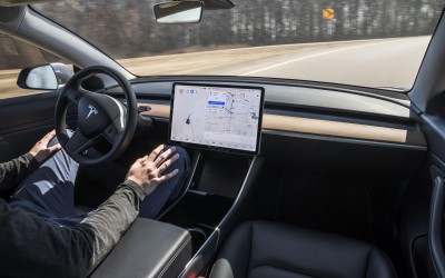 Τον πήρε ο ύπνος και το Tesla συνέχισε μόνο του!
