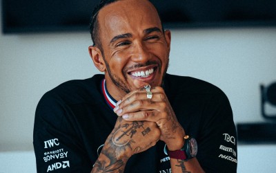 Πόσα χρήματα έχει ο Lewis Hamilton; Μπορεί να αγοράσει τη Μάντσεστερ Γιουνάιτεντ;  