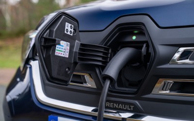 Η Renault ετοιμάζει ηλεκτρικά αυτοκίνητα που θα φορτίζουν το δίκτυο