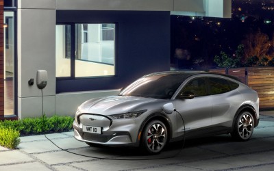 Ford: Με αυτές τις μπαταρίες θα ρίξει την τιμή των ηλεκτρικών της