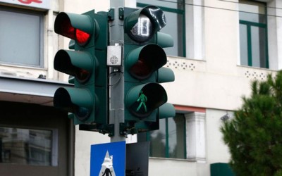 «Αντίο δίπλωμα» αν περνάς κόκκινα: 388 νέες κάμερες σε φανάρια της Αθήνας