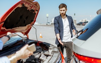 Με τράκαρε αυτοκίνητο σχολής οδηγών – Ποιος πληρώνει;