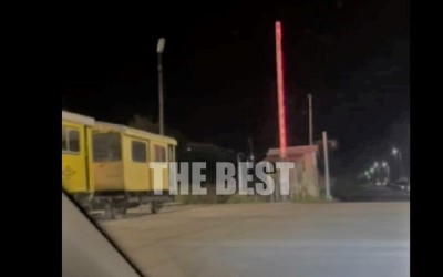 Απίστευτο: Τρένο πέρασε με ανοικτή τη μπάρα στην Πάτρα - Δείτε το video 