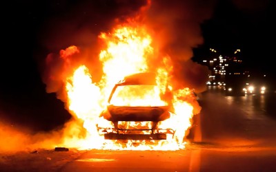 Ηλεκτρικό αυτοκίνητο κάηκε στο κέντρο της Αθήνας – Τι έγινε με την μπαταρία; [video]