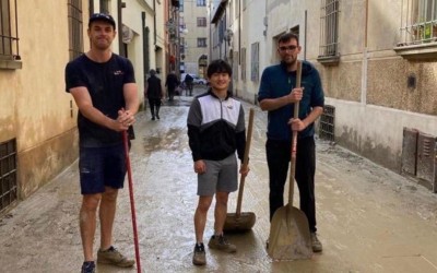 Πλημμύρες Ιταλίας: O Yuki Tsunoda πήρε φτυάρι και καθάρισε λασπόνερα