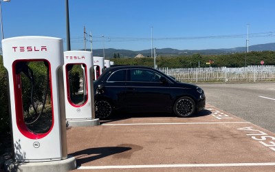 Opel, Peugeot, FIAT στις 10 μάρκες που γλυκοκοιτάνε τους φορτιστές της Tesla