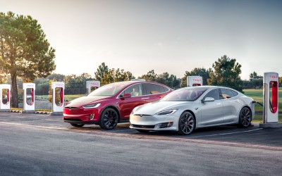 Tesla: Τιμόνι στη λάθος πλευρά, αλλά στάνταρ το… τρίτο χέρι!