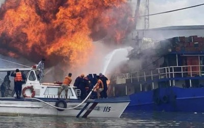 Έκτακτο: Καίγεται καράβι με χιλιάδες αυτοκίνητα – 1 νεκρός, πολλοί τραυματίες