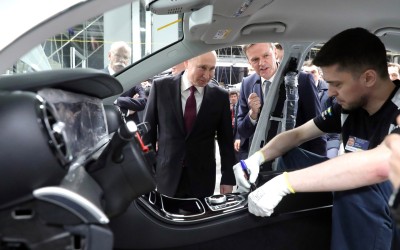 Διαταγή Putin: «Ξεχάστε τα ξένα αυτοκίνητα, οδηγήστε μόνο ρωσικά!»