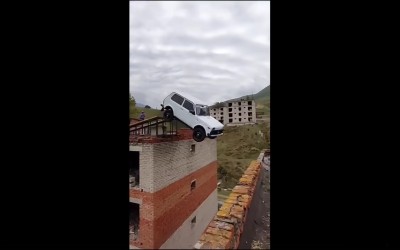 Έπεσε με Lada Niva από τον 5ο όροφο! Δες το video που έγινε viral