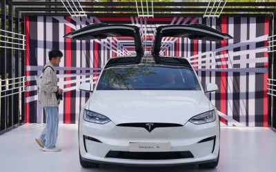 Tesla: Έφτιαξε υπερυπολογιστή που θα την «ανεβάσει» κατά 600 δισ. δολάρια!