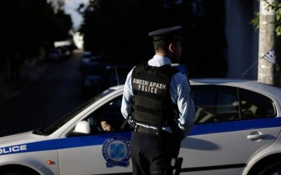 Ελλάδα: Γυναίκα δάγκωσε αστυνομικό για μια κλήση – Δεν είχε ούτε ασφάλεια, ούτε ΚΤΕΟ 