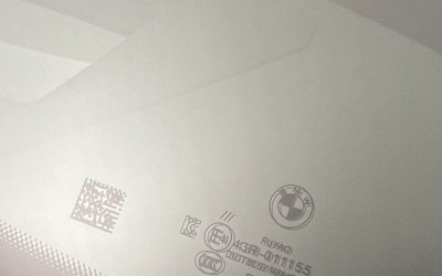 Τι είναι αυτός ο κώδικας στο παρμπρίζ του αυτοκινήτου – Πού χρησιμεύει;