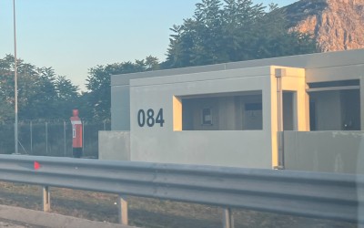 Τι είναι αυτά τα νούμερα στα πάρκινγκ της εθνικής οδού 