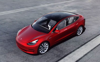 Tesla: Άμεσα διαθέσιμο το Model 3 στην Ελλάδα και φθηνότερο έως 5.500 € 