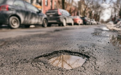 Λάρισα: Έπεσε με μηχανή σε λακκούβα – Δικαιώθηκε για 13.400 € 