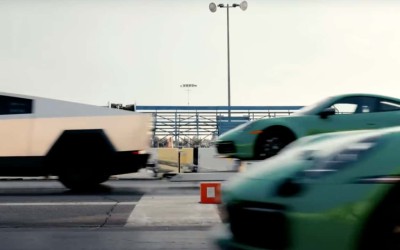 Video: Tesla Cybertruck «κερνάει» μια Porsche 911, κουβαλώντας άλλη 911 