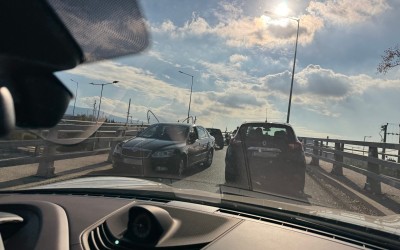 Ηλικιωμένη οδηγός τράκαρε με μηχανή λίγο πριν βγει ανάποδα στη λεωφόρο Κύμης