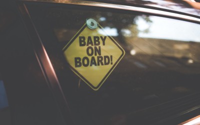 Αυτοκόλλητο Baby on board: Είναι υποχρεωτικό από τον ΚΟΚ;