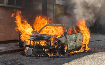 Αθήνα: Έκαψαν αυτοκίνητα πολιτών στα Εξάρχεια - Το ένα ήταν ηλεκτρικό [video]