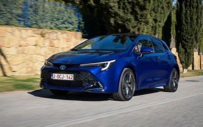 Σπάει τα κοντέρ η Toyota - H νέα υβριδική Corolla θα έχει αυτονομία 2.100 km 