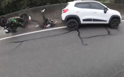 Μεθυσμένος οδηγός χτύπησε μοτοσικλετιστή και μετά τούμπαρε – Σοκαριστικό video
