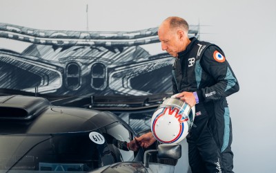 Αυτός ο άνθρωπος οδηγεί τη βολίδα της Bugatti αξίας 4 εκατ. ευρώ