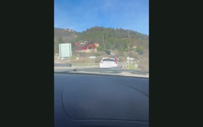 Σοκαριστικό video! Παιδί 2 ετών πέφτει από αυτοκίνητο που κινείται