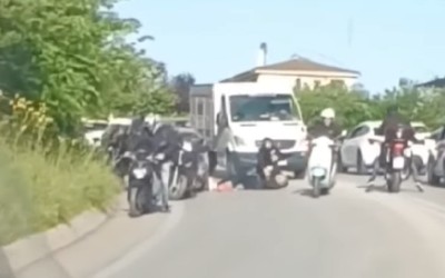 Θεσσαλονίκη: Οδηγοί παίζουν ξύλο στον δρόμο – Δείτε το video 