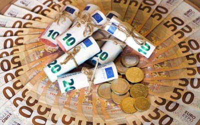 Πόσα μετρητά επιτρέπεται να έχω στο αυτοκίνητο; Τι λέει ο νόμος