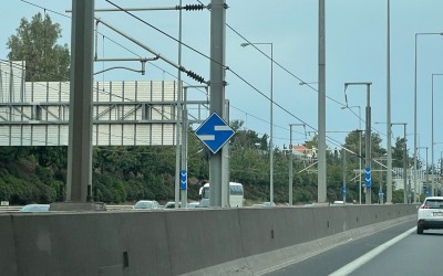 Τι είναι αυτές οι παράξενες πινακίδες στη νησίδα της Αττικής Οδού – Τι συμβολίζουν; 