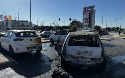 Θεσσαλονίκη: Αυτοκίνητο με υγραέριο πήρε φωτιά σε πάρκινγκ – Δείτε το video  