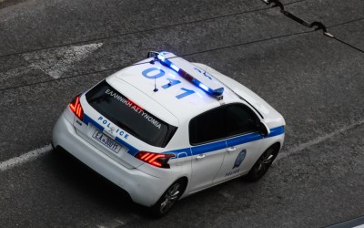 Ρομά επιτέθηκαν με πέτρες και ξύλα σε αστυνομικούς – Πήραν το περιπολικό [video]